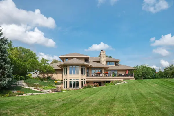 1801 E Bristlecone Dr, Hartland, WI 53029