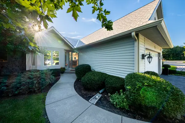 451 White Oak Trl, Hartland, WI 53029