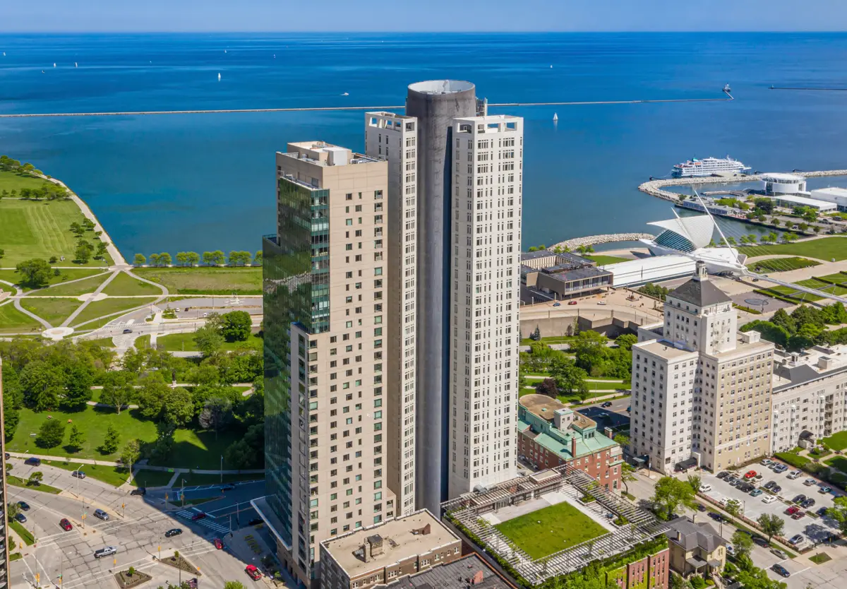 923 E Kilbourn Ave, Milwaukee, WI 53202 - #1