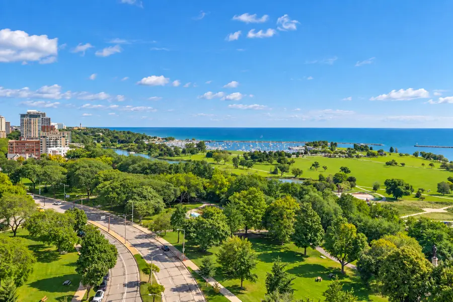 923 E Kilbourn Ave, Milwaukee, WI 53202 - #2