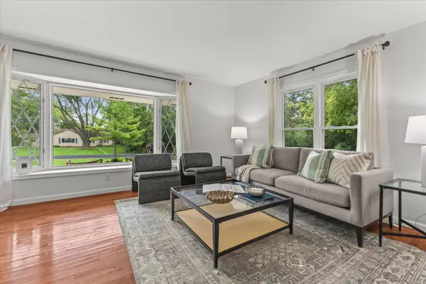 W176N8625 Sunset Ridge Dr, Menomonee Falls, WI 53051