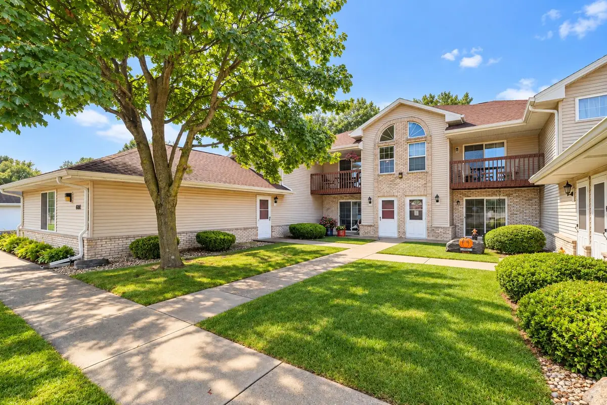 6185 S Creekside Dr, Cudahy, WI 53110 - #1