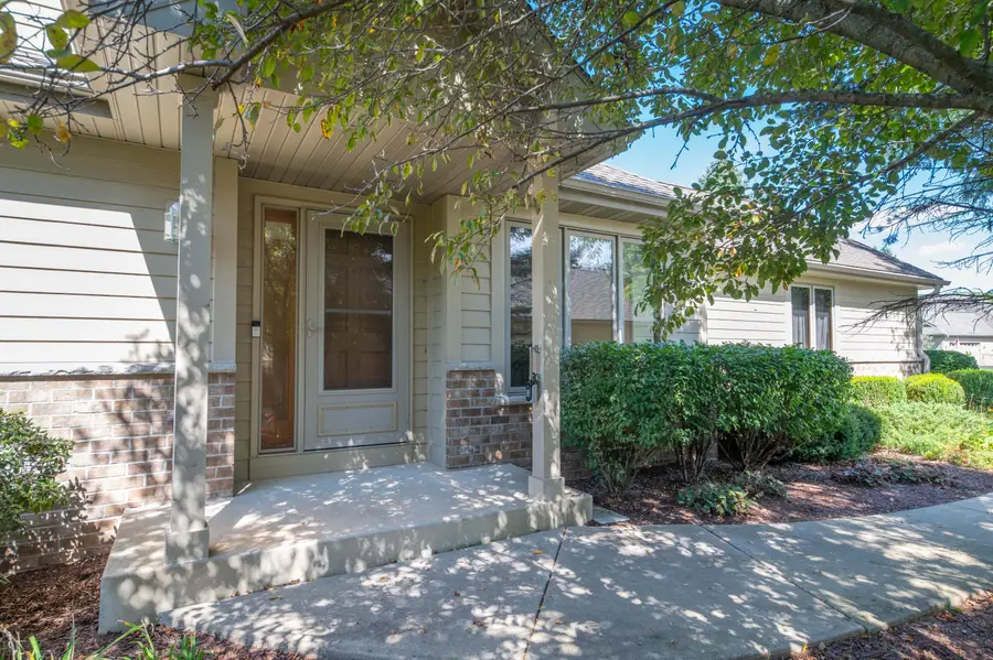 7043 S Lannonstone Ct, Franklin, WI 53132 - #2