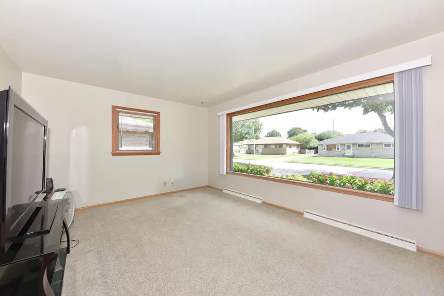 8136 W Clovernook St, Milwaukee, WI 53223 - #2