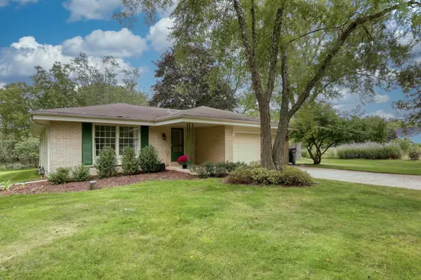 N17W27304 Lakefield Dr, Pewaukee, WI 53072
