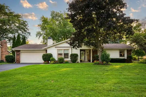 W220N2767 Maplewood Ln, Pewaukee, WI 53186