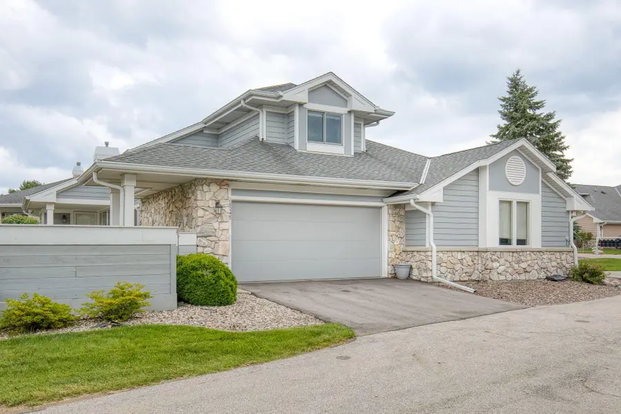 14048 W Waters Edge Trl, New Berlin, WI 53151 - #2