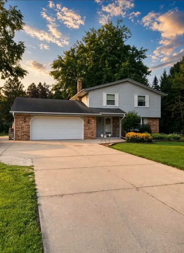 W360N7506 Thomas Dr, Lac La Belle, WI 53066