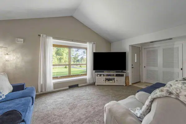 3606 E Norport Dr, Port Washington, WI 53074 - #2