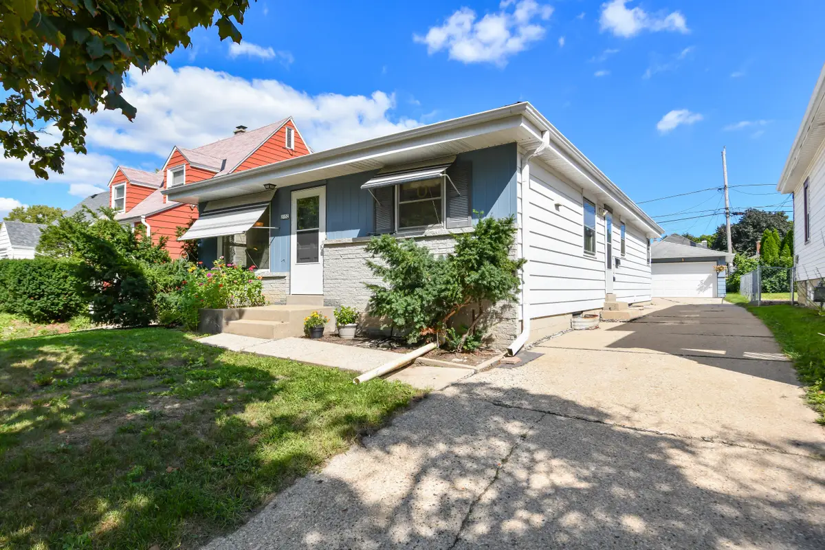 2152 S 98th St, West Allis, WI 53227 - #1