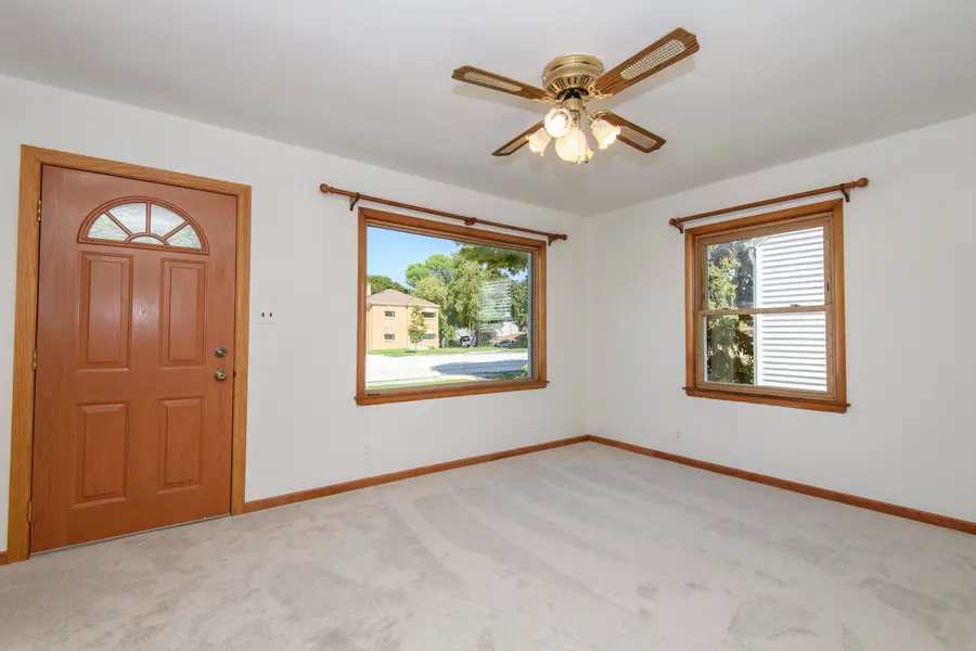 921 E Howard Ave, Milwaukee, WI 53207 - #2