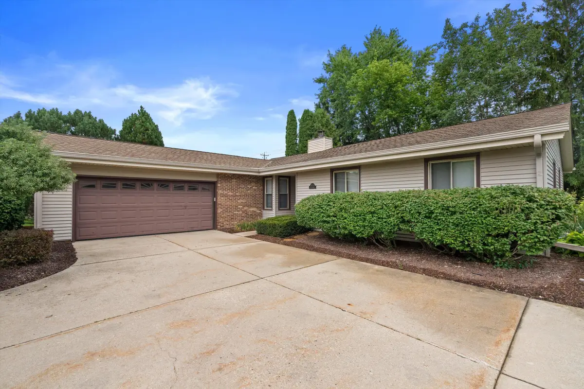 W156N10640 Cobbler Ln, Germantown, WI 53022 - #1