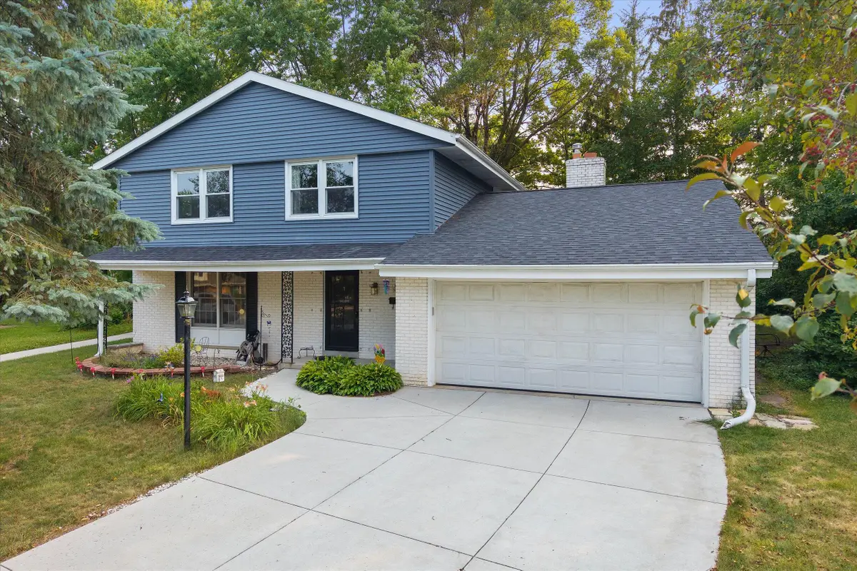 W53N849 Castle Ct, Cedarburg, WI 53012 - #1