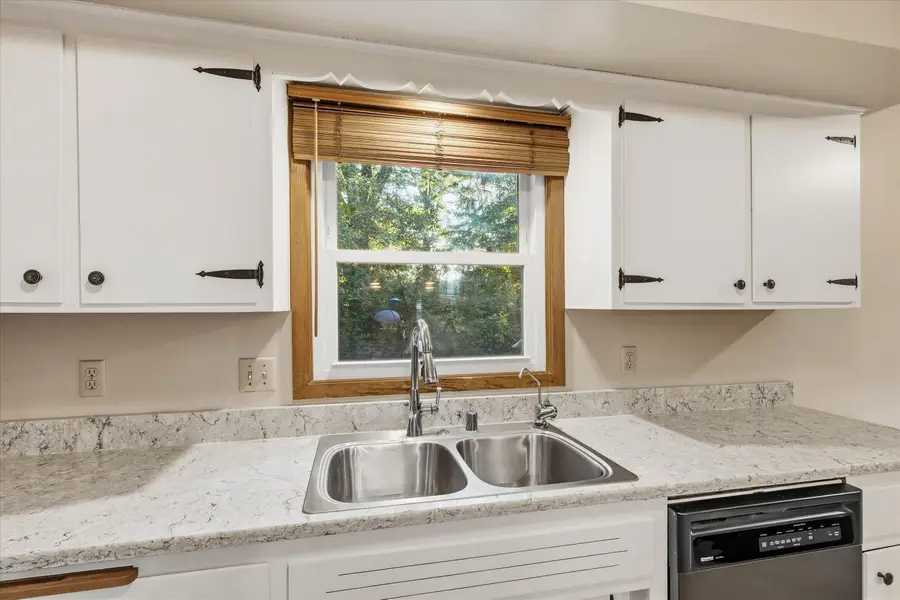 W53N849 Castle Ct, Cedarburg, WI 53012 - #3
