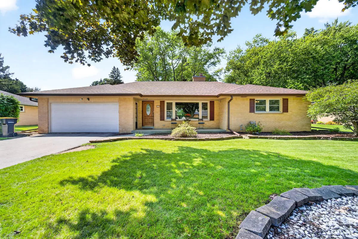 3523 W Pelican Ln, Brown Deer, WI 53209 - #1