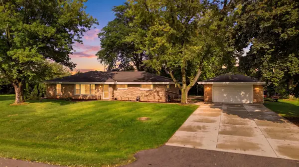 W154N8216 Valley View Dr, Menomonee Falls, WI 53051