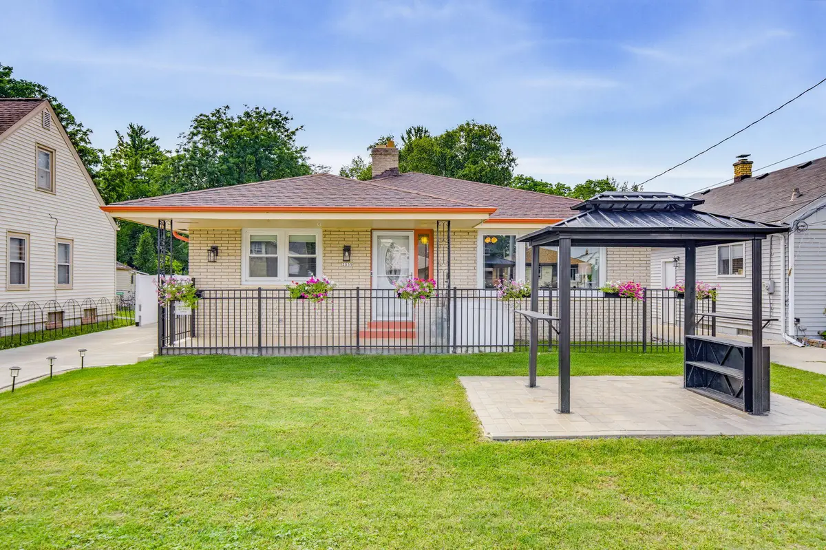 2035 E Howard Ave, Milwaukee, WI 53235 - #1