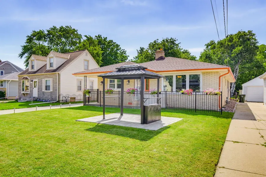 2035 E Howard Ave, Milwaukee, WI 53235 - #2
