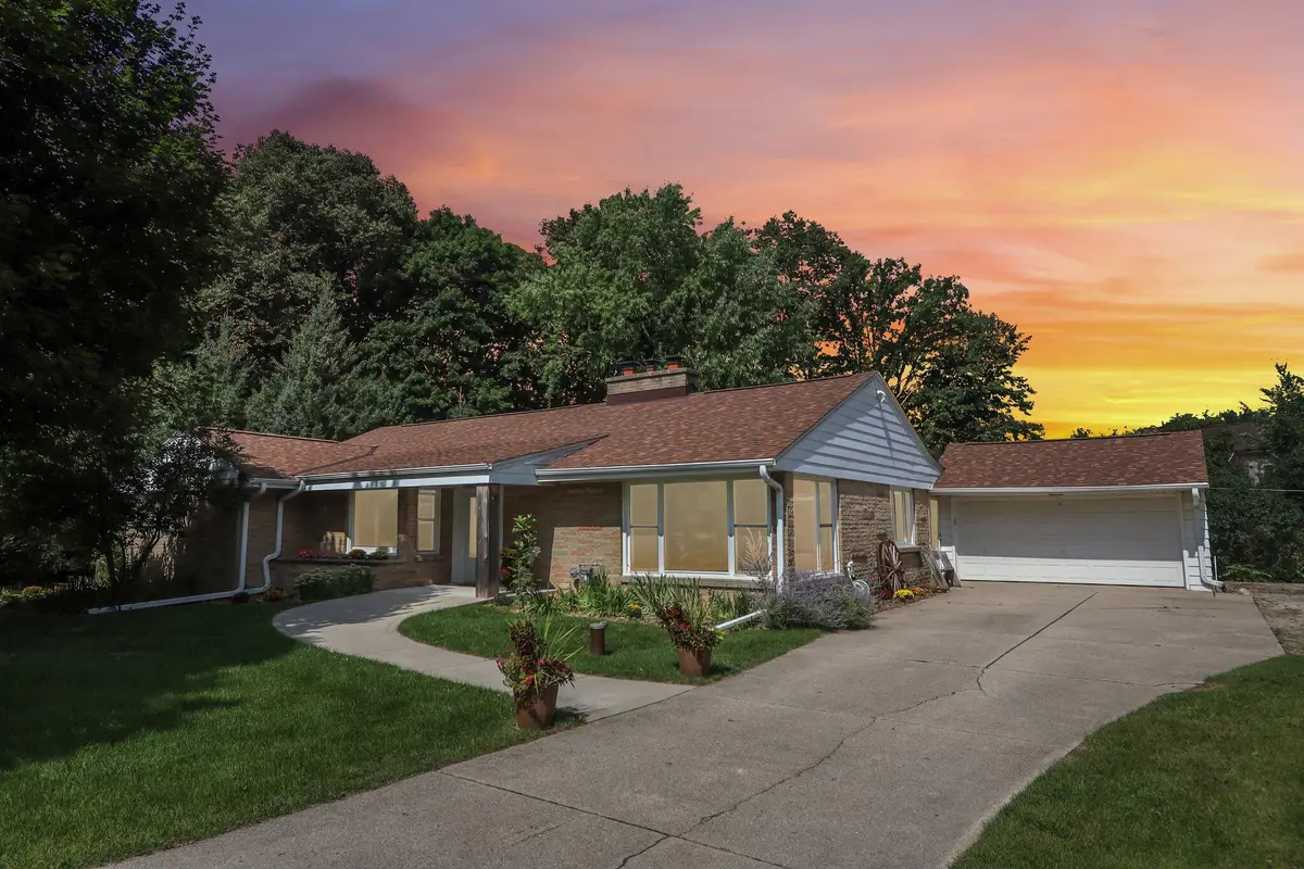 5004 W Hiawatha Dr, Mequon, WI 53092 - #1