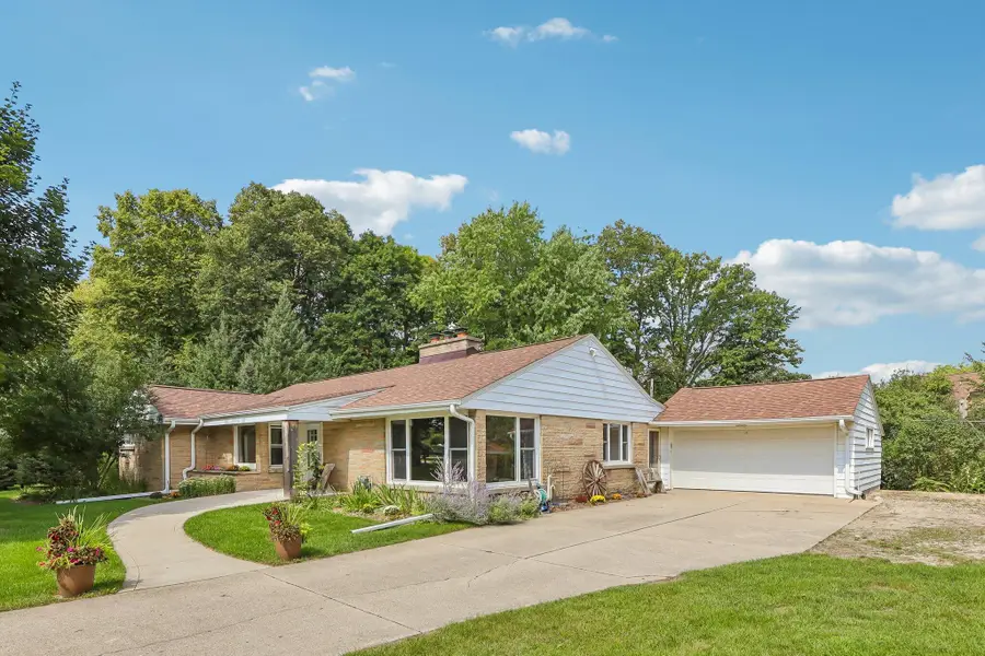 5004 W Hiawatha Dr, Mequon, WI 53092 - #3