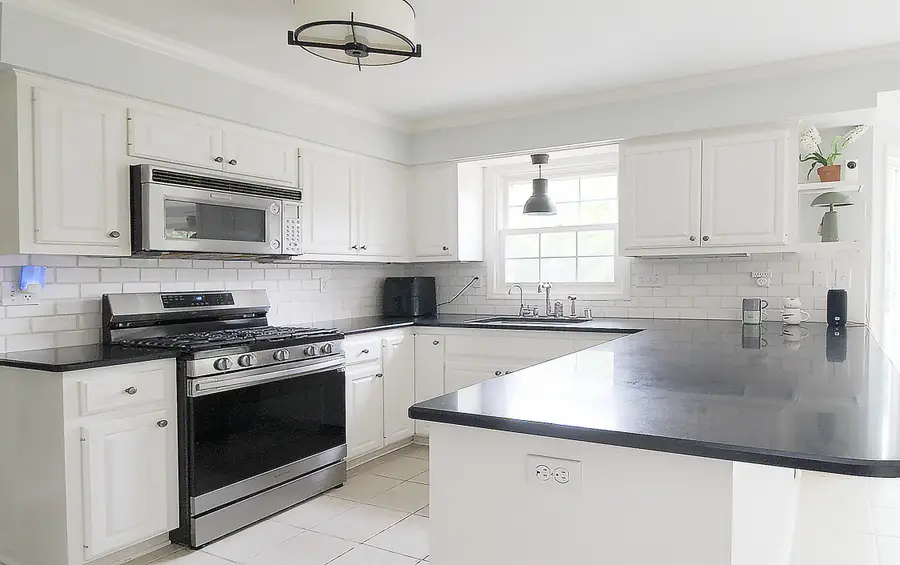 10205 N Kenilworth Cir, Mequon, WI 53092 - #2