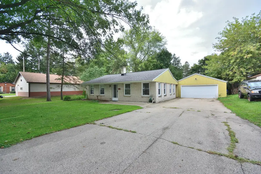 2415 N 3rd Ln, Summit, WI 53066 - #2