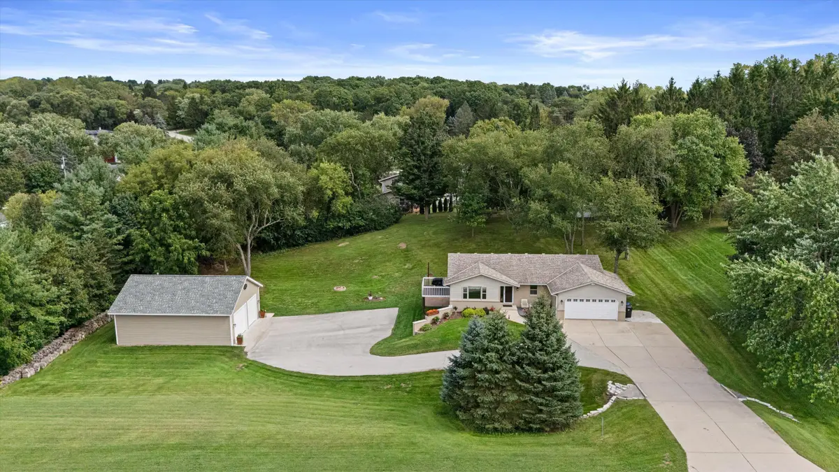 W255S6620 Oakdale Dr, Vernon, WI 53189 - #1