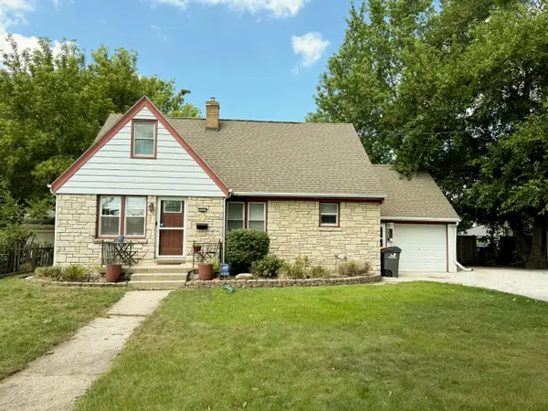 602 E College Ave, Waukesha, WI 53186