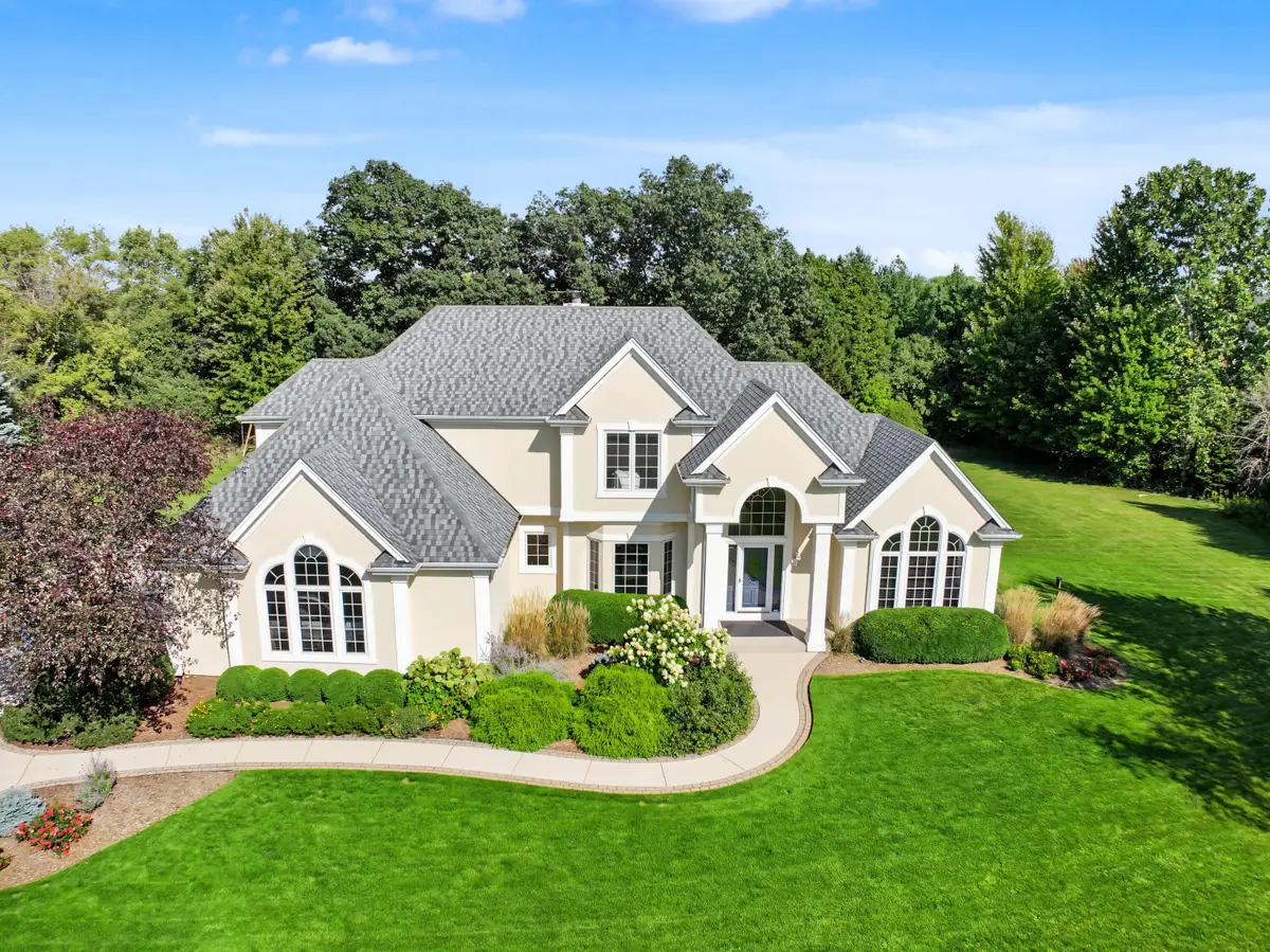 261 Steeple Pointe Cir, Delafield, WI 53018 - #1