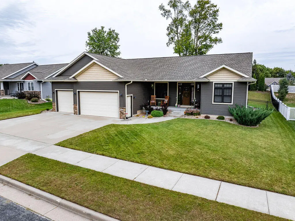 709 Deerwood St, Holmen, WI 54636 - #1