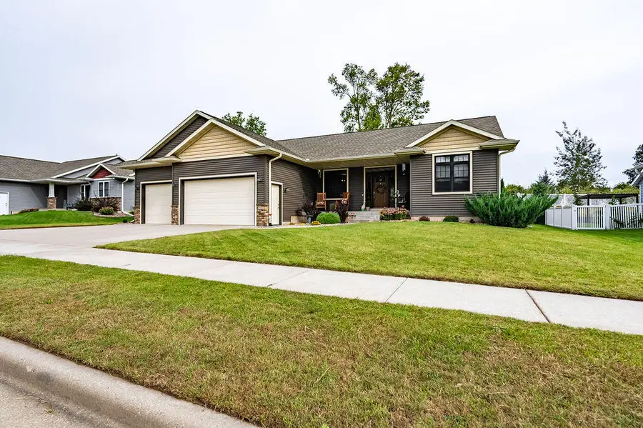 709 Deerwood St, Holmen, WI 54636 - #3