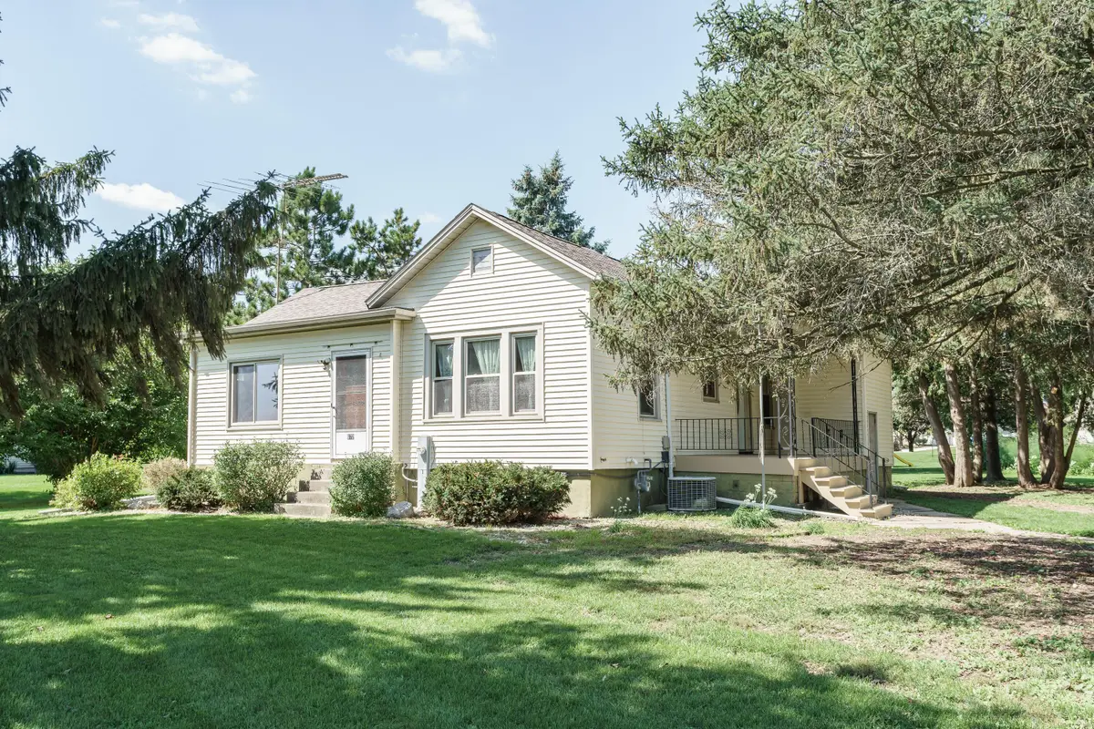 672 Milford St, Watertown, WI 53094 - #1