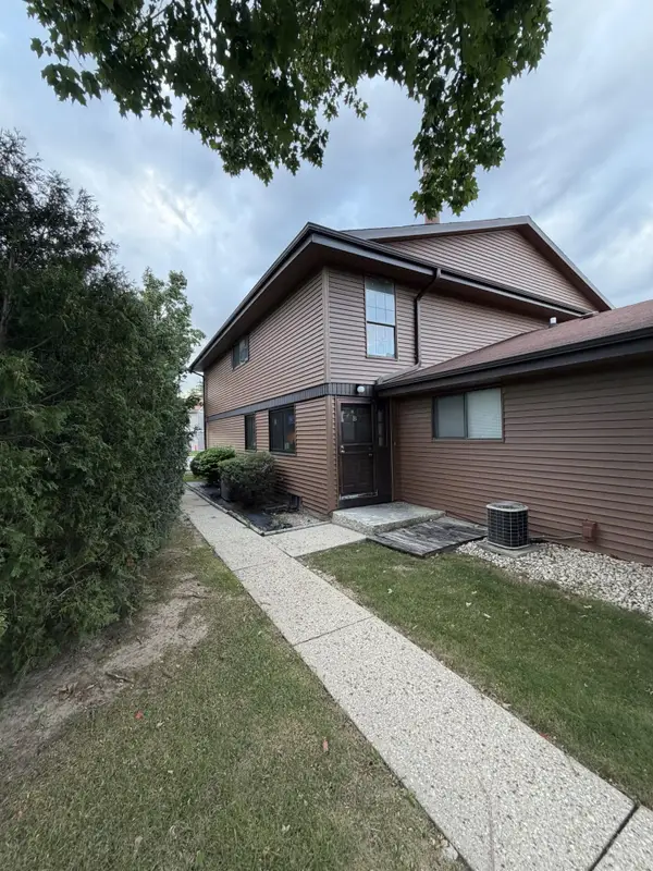 6972 N Raintree Ct, Milwaukee, WI 53223