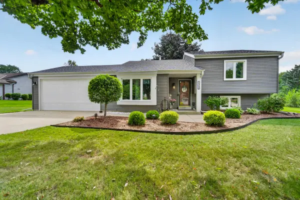 1248 Timber Rdg, Pewaukee, WI 53072