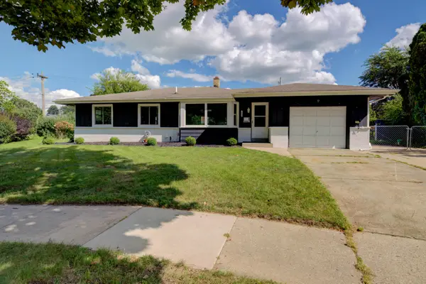 1429 Empire Ct, Waukesha, WI 53186