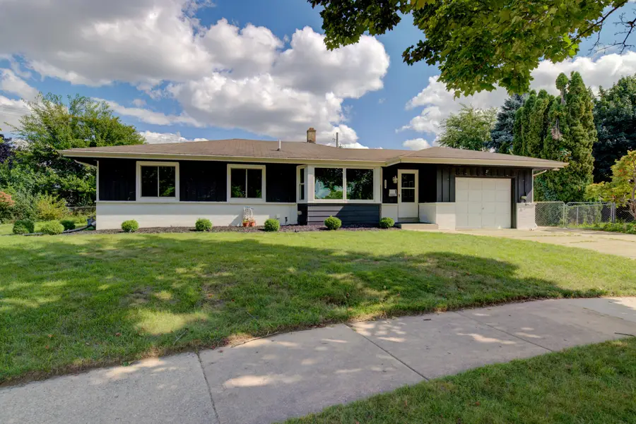 1429 Empire Ct, Waukesha, WI 53186 - #2