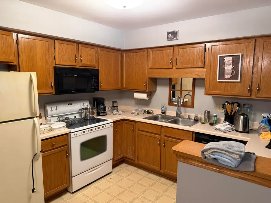 6205 S Creekside Dr, Cudahy, WI 53110 - #3