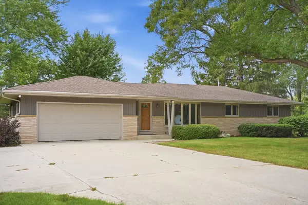 181 Highview Dr, Cedarburg, WI 53012