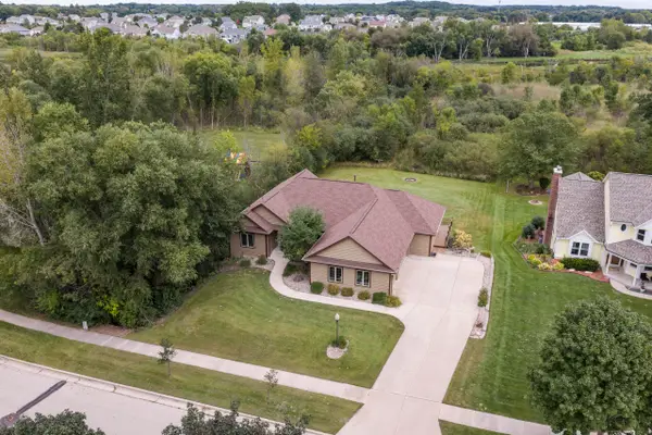 1326 Two Rivers Ct, Mukwonago, WI 53149