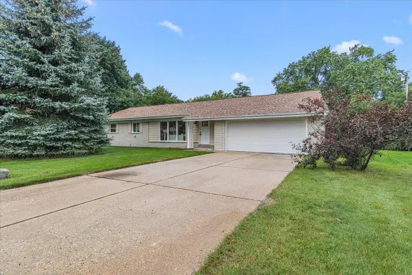 8048 N Greenview Ct, Brown Deer, WI 53223