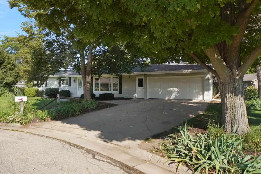668 Tulip Ct, Oconomowoc, WI 53066 - #2