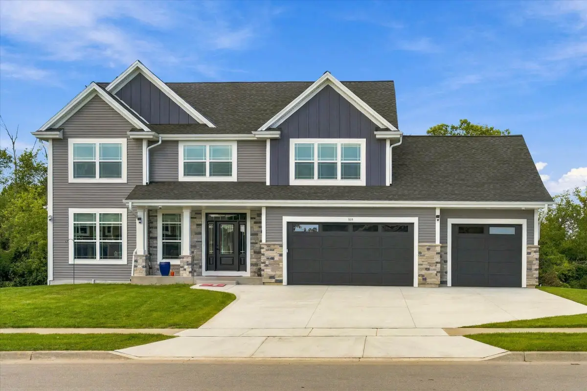 935 Kohlwey Dr, Grafton, WI 53024 - #1