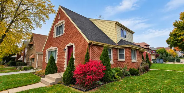 2705 N Carlton Pl, Milwaukee, WI 53210