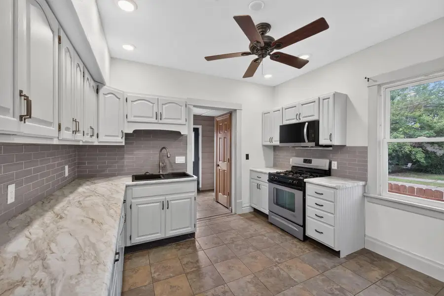 1733 Charles St, La Crosse, WI 54603 - #2