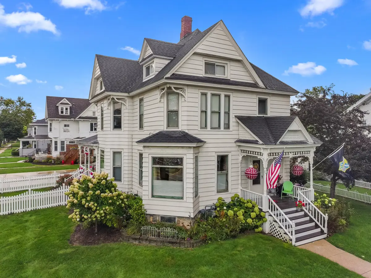 102 E Court St, Elkhorn, WI 53121 - #1