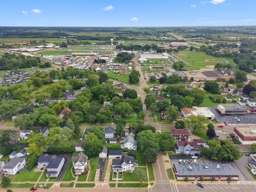 102 E Court St, Elkhorn, WI 53121 - #3