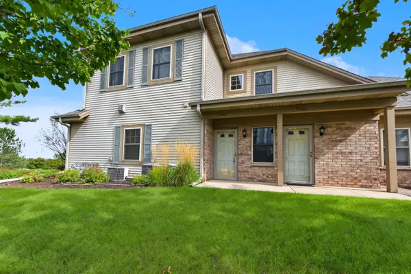 N55W17156 Ravenwood Dr, Menomonee Falls, WI 53051