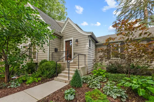 1100 W Riverview Dr, Glendale, WI 53209
