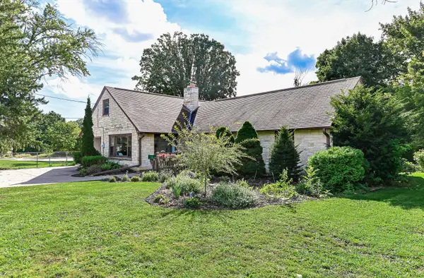 N90W16555 Roosevelt Dr, Menomonee Falls, WI 53051