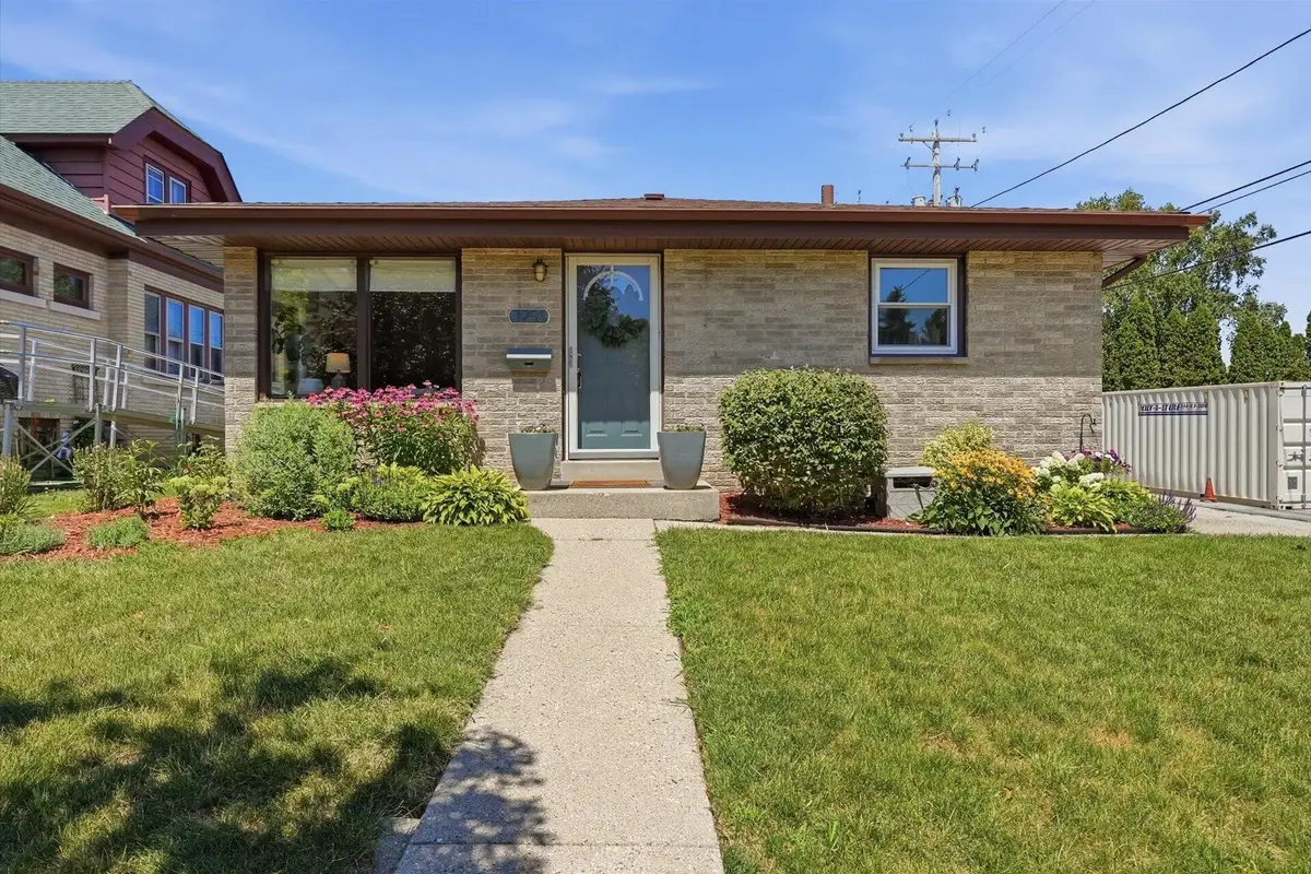 3956 E Edgerton Ave, Cudahy, WI 53110 - #1